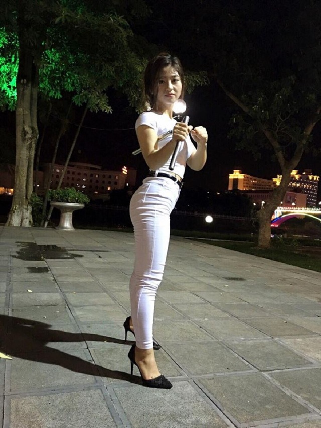 cô gái xinh đẹp múa côn ảnh 1 co gai xinh dep mua con anh 1
