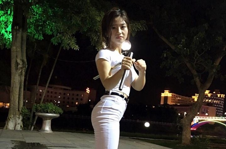 Co gai xinh dep mua con nhi khuc hinh anh