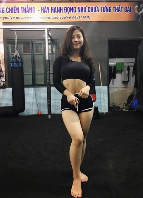 cô gái xinh đẹp múa côn ảnh 4 co gai xinh dep mua con anh 4