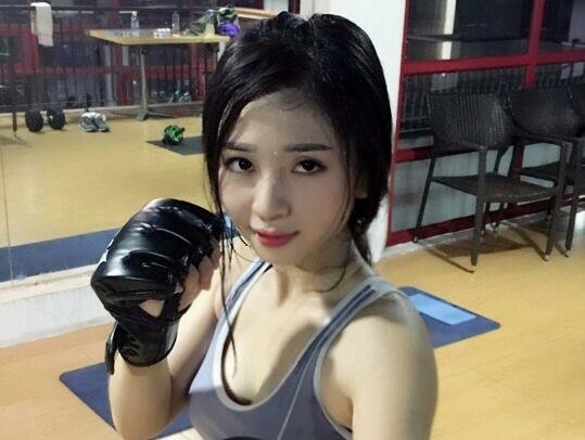 Thieu nu tap luyen vo thuat hinh anh