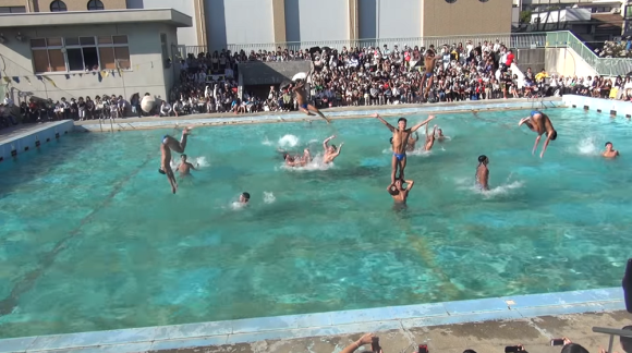 Nam sinh Nhat Ban dong dien Let it go duoi nuoc hinh anh