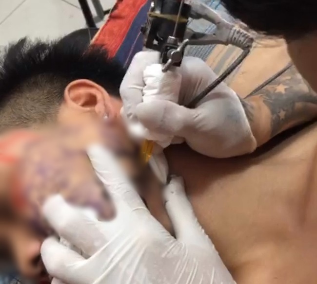 chang trai xam kin mat vi that tinh anh 2