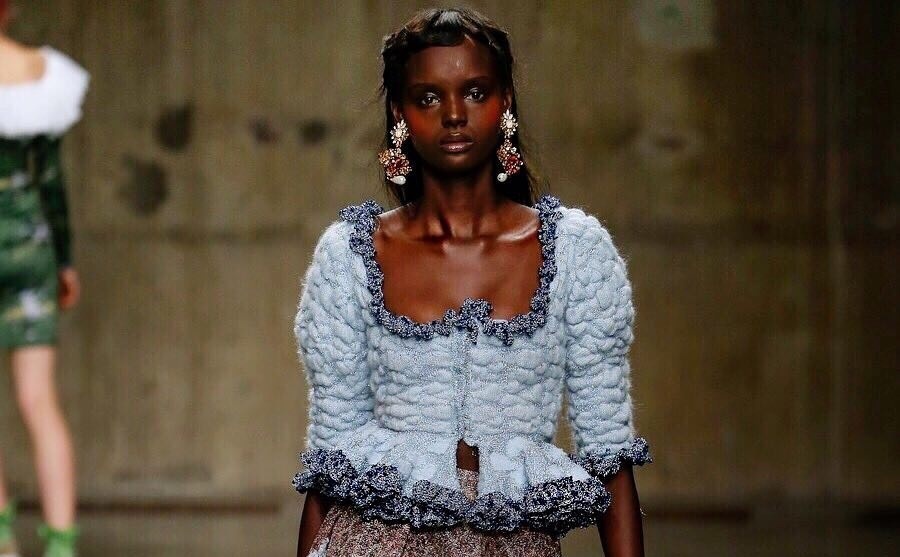 'Bup be Barbie da mau' cat walk o Haute Couture show hinh anh