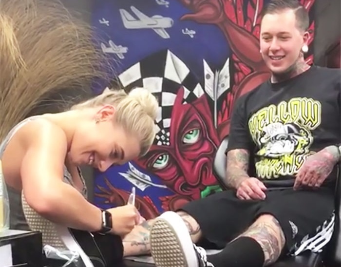 chang trai xam len chan cau hon ban gai anh 1