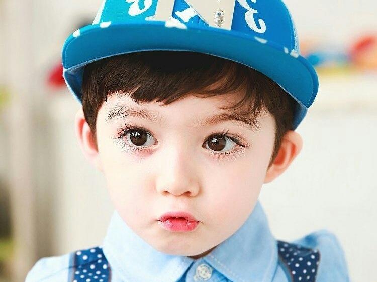 Cau be 4 tuoi duoc menh danh 'thien than nhi dep trai nhat the gioi' hinh anh