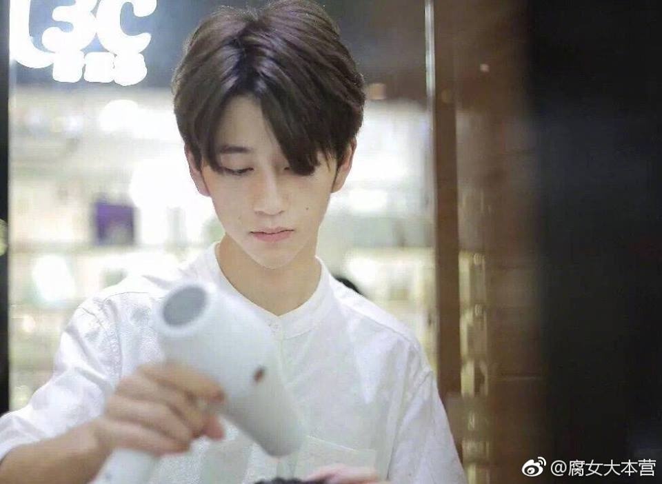 Tho lam toc 20 tuoi dien trai gay 'bao' mang hinh anh