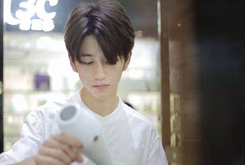 Nhan vien lam toc dien trai duoc yeu men tren mang hinh anh