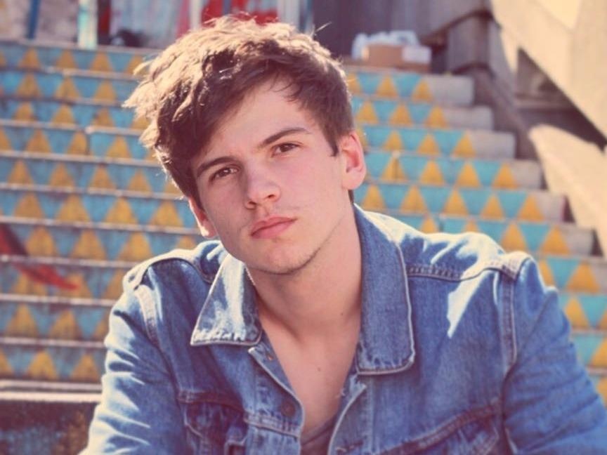 Anh chang dep trai gay bat ngo voi man gia giong Harry Potter hinh anh