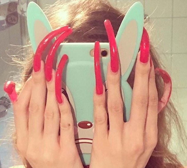 cô gái có móng tay dài ảnh 1 co gai co mong tay dai anh 1