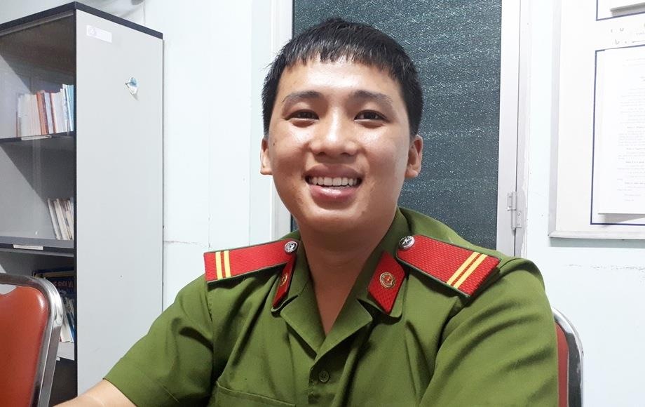 Chang linh cuu hoa trang dem chua chay van di thi dai hoc gio ra sao? hinh anh