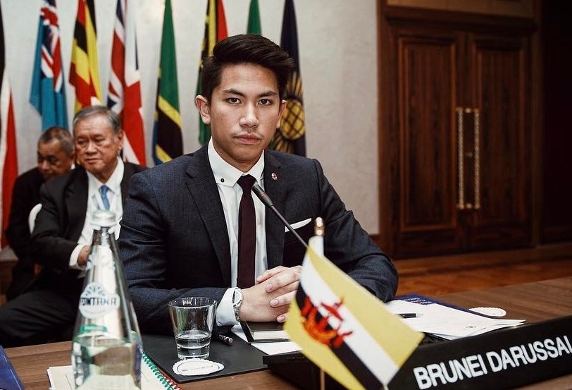 Hoang tu Brunei dien trai 'gay bao' khi tham gia SEA Games hinh anh
