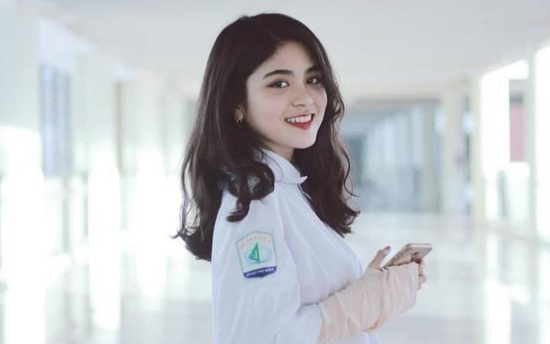 Dan mang tim kiem 10X truong Ams duoc menh danh 'hot girl dong phuc' hinh anh