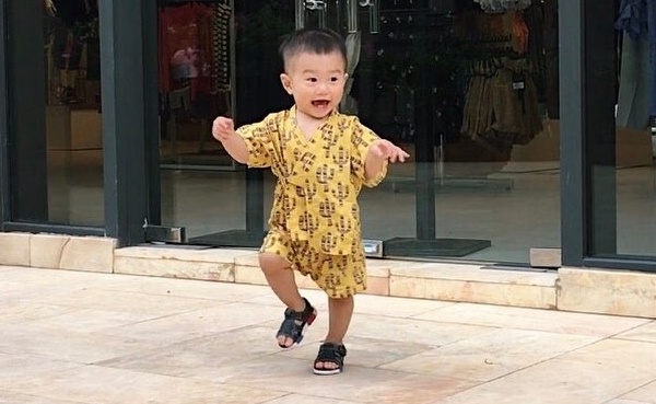 Khoanh khac dang yeu cua con trai Trang Lou - Tung Son hinh anh