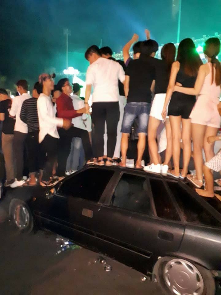 oto bi dam tai dem nhac mien phi anh 2