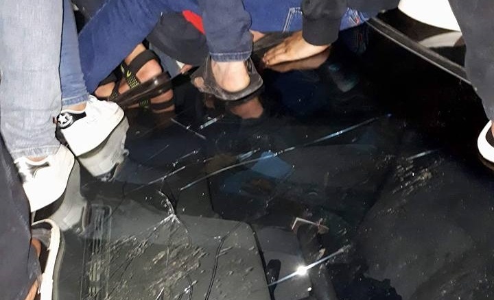 Nhom thanh nien dam hong oto tai dem nhac mien phi: Loi thuoc ve ai? hinh anh