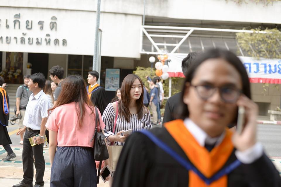 chàng trai bị làm nền trong ảnh tốt nghiệp ảnh 8 chang trai bi lam nen trong anh tot nghiep anh 8