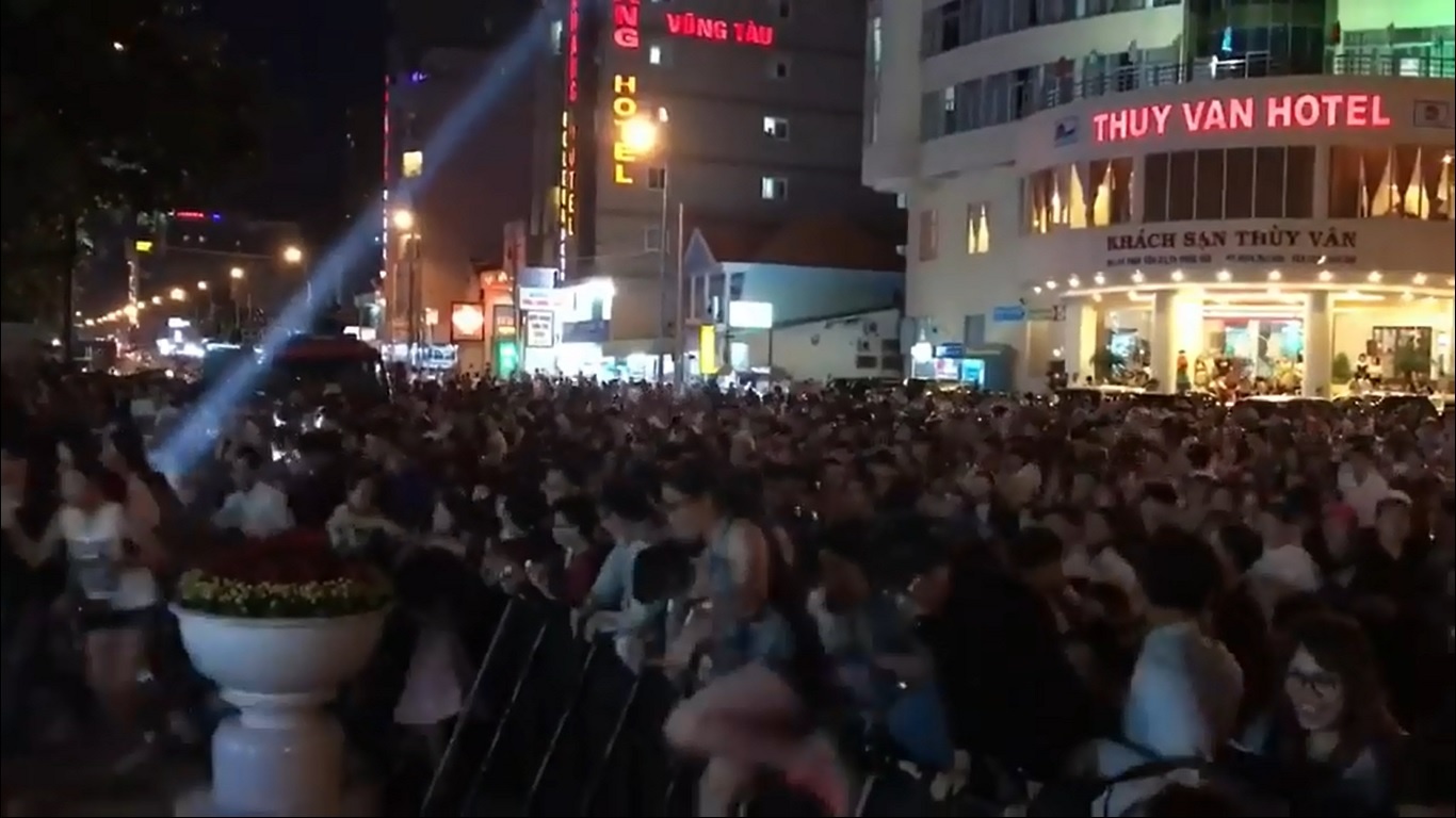 Thanh nien leo rao 'tan cong' dem nhac hinh anh