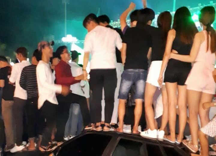 Thanh nien vo tu nhay len xe trong dem nhac hinh anh