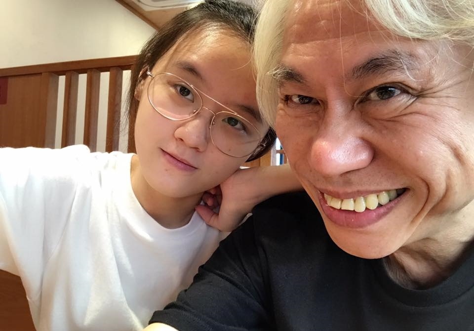 Cap 'ong chau' chenh nhau 40 tuoi dang anh hanh phuc bat chap du luan hinh anh