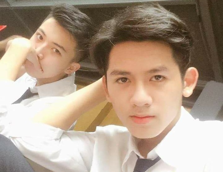 Hai nam sinh bat ngo noi tieng vi qua dien trai trong ngay khai giang hinh anh