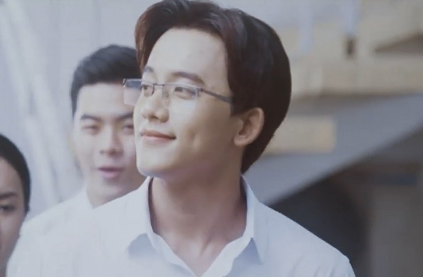 Thay giao dien trai trong MV 'Em gai mua' cua Huong Tram la ai? hinh anh