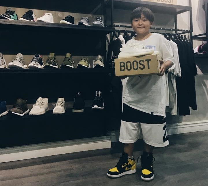 cau be 12 tuoi so huu bo suu tap giay khung anh 1