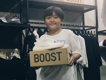 Cau be Sai Gon gay tranh cai khi co bo suu tap giay gia tri o tuoi 12 hinh anh