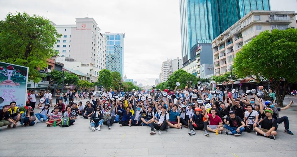 cầm chảo chạy tại phố đi bộ ảnh 3 cam chao chay tai pho di bo anh 3