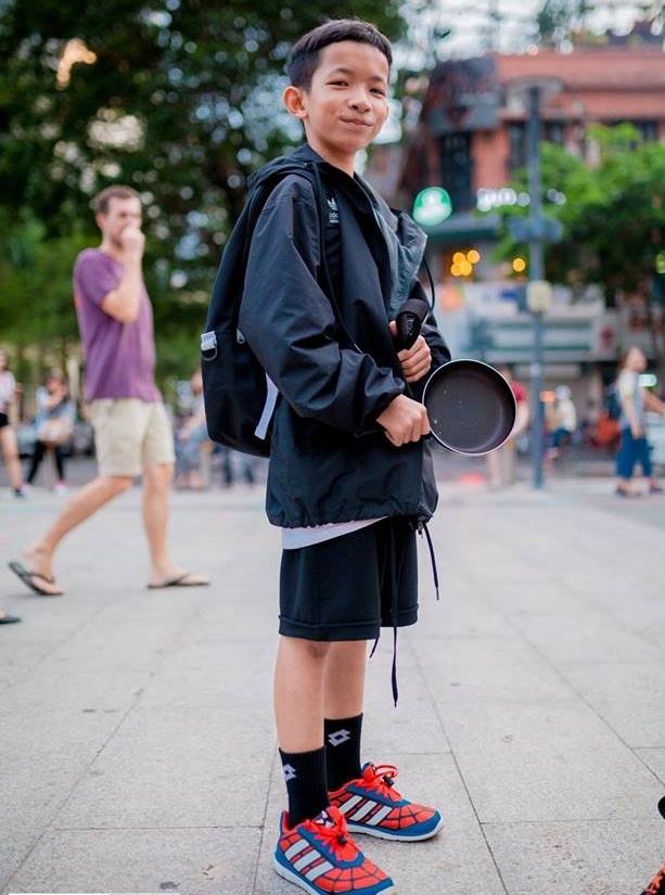 cầm chảo chạy tại phố đi bộ ảnh 4 cam chao chay tai pho di bo anh 4