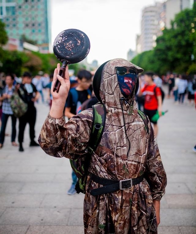 cầm chảo chạy tại phố đi bộ ảnh 5 cam chao chay tai pho di bo anh 5