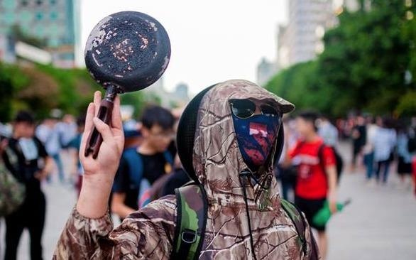 Tranh cai viec hang tram ban tre cam chao o pho di bo Nguyen Hue hinh anh