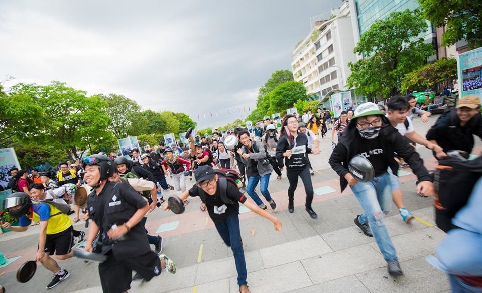 cầm chảo chạy tại phố đi bộ ảnh 2 cam chao chay tai pho di bo anh 2