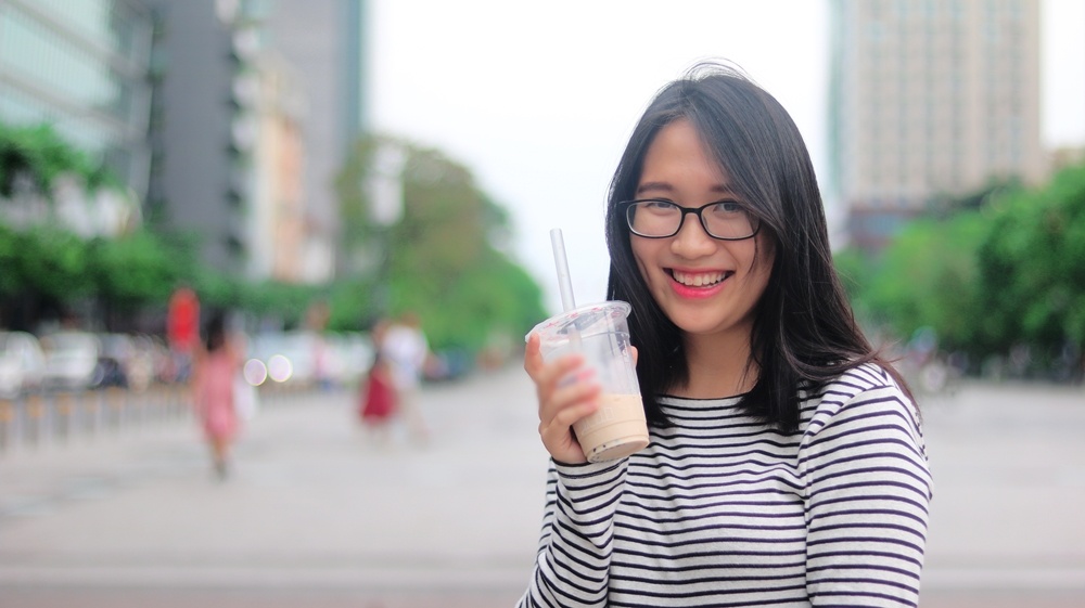 Gioi tre chi 100.000 dong uong tra sua la lang phi? hinh anh