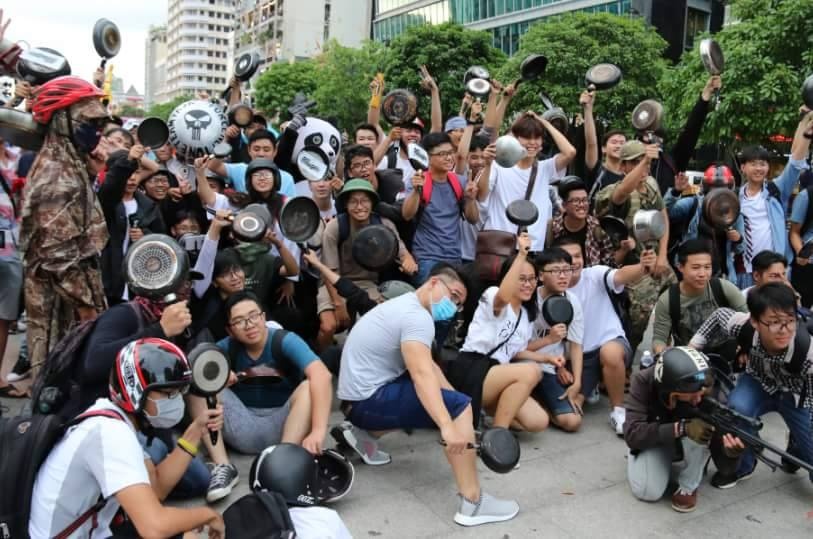 Hang tram ban tre cam chao chay quanh pho di bo hinh anh