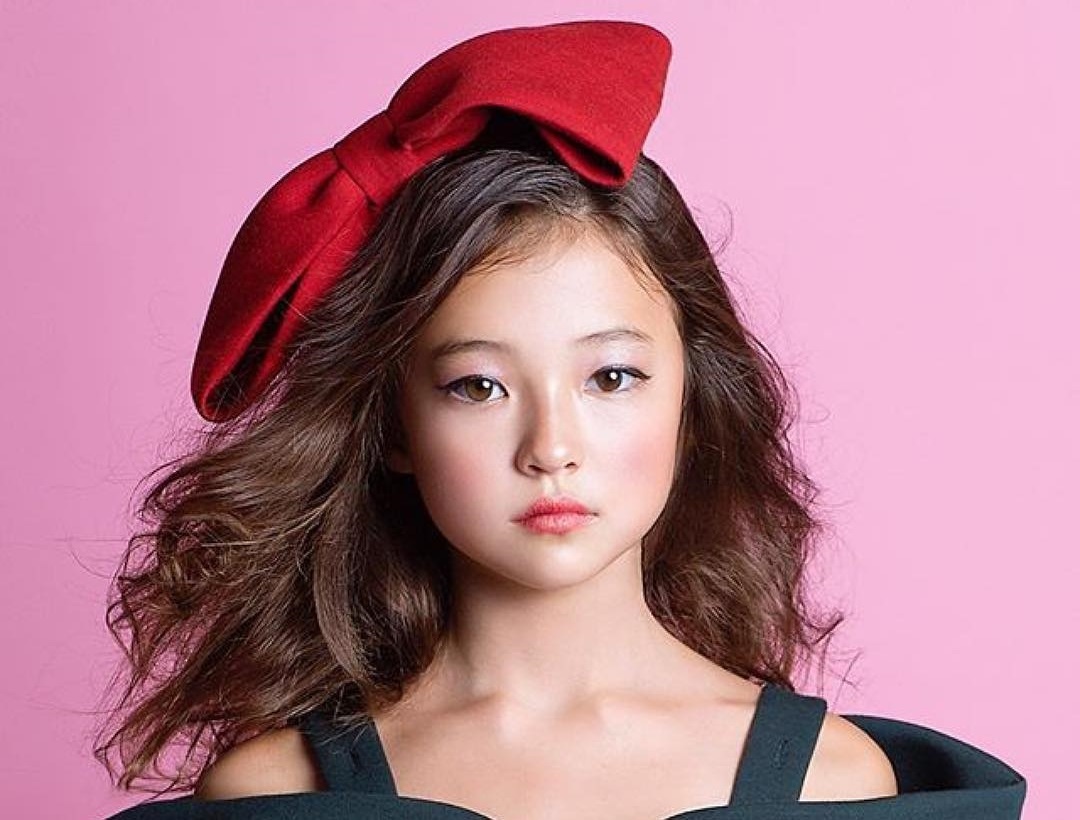 Ella Gross choi dan guitar hinh anh