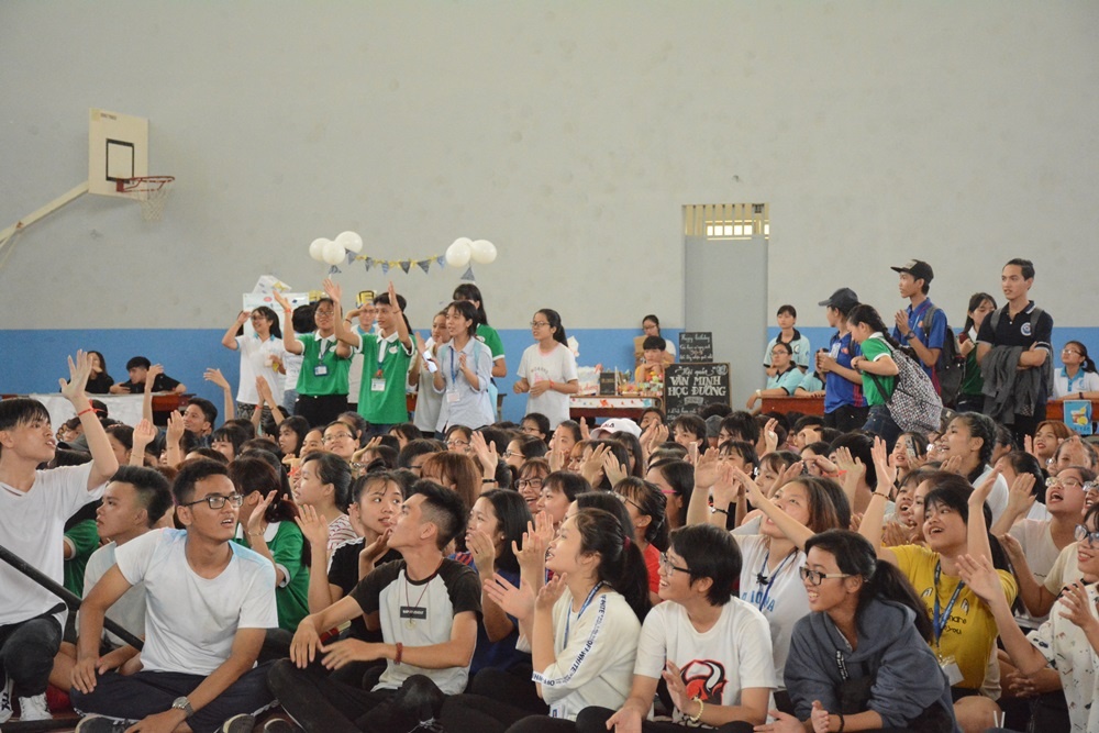 Buoi sinh hoat 600 sinh vien chi 5 nguoi den anh 5