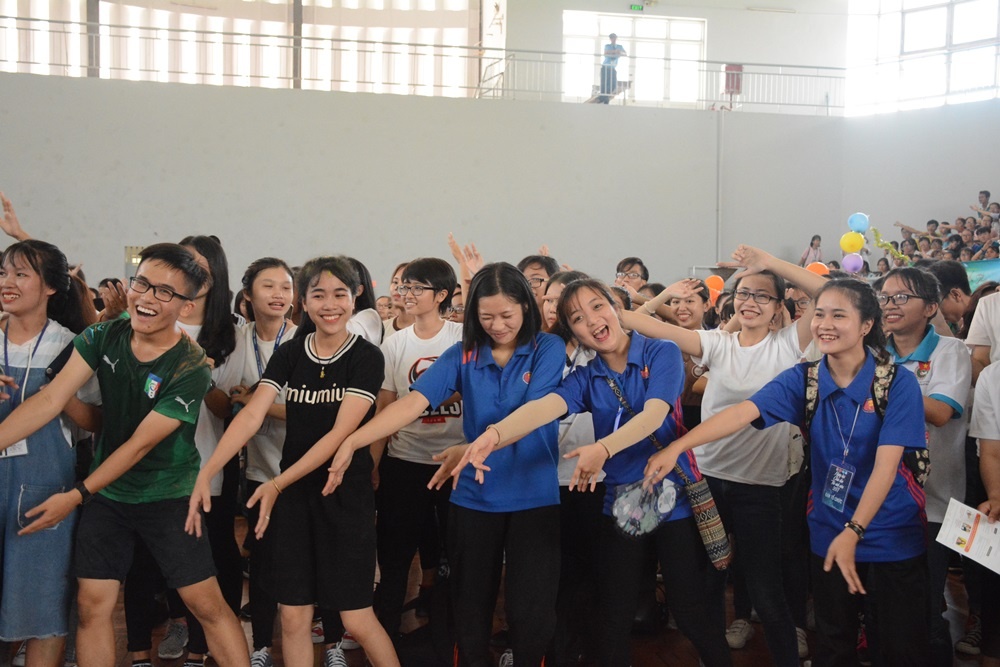 Buoi sinh hoat 600 sinh vien chi 5 nguoi den anh 6