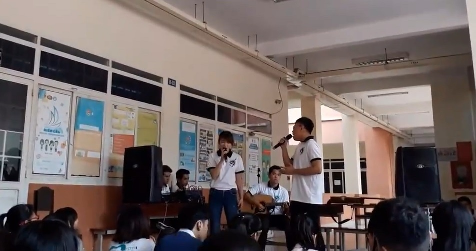 Sinh vien truong Nhan van sinh hoat trong cau lac bo Guitar hinh anh