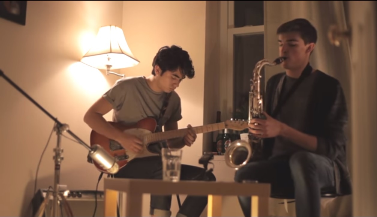 Conor Nickerson choi nhac cu hinh anh