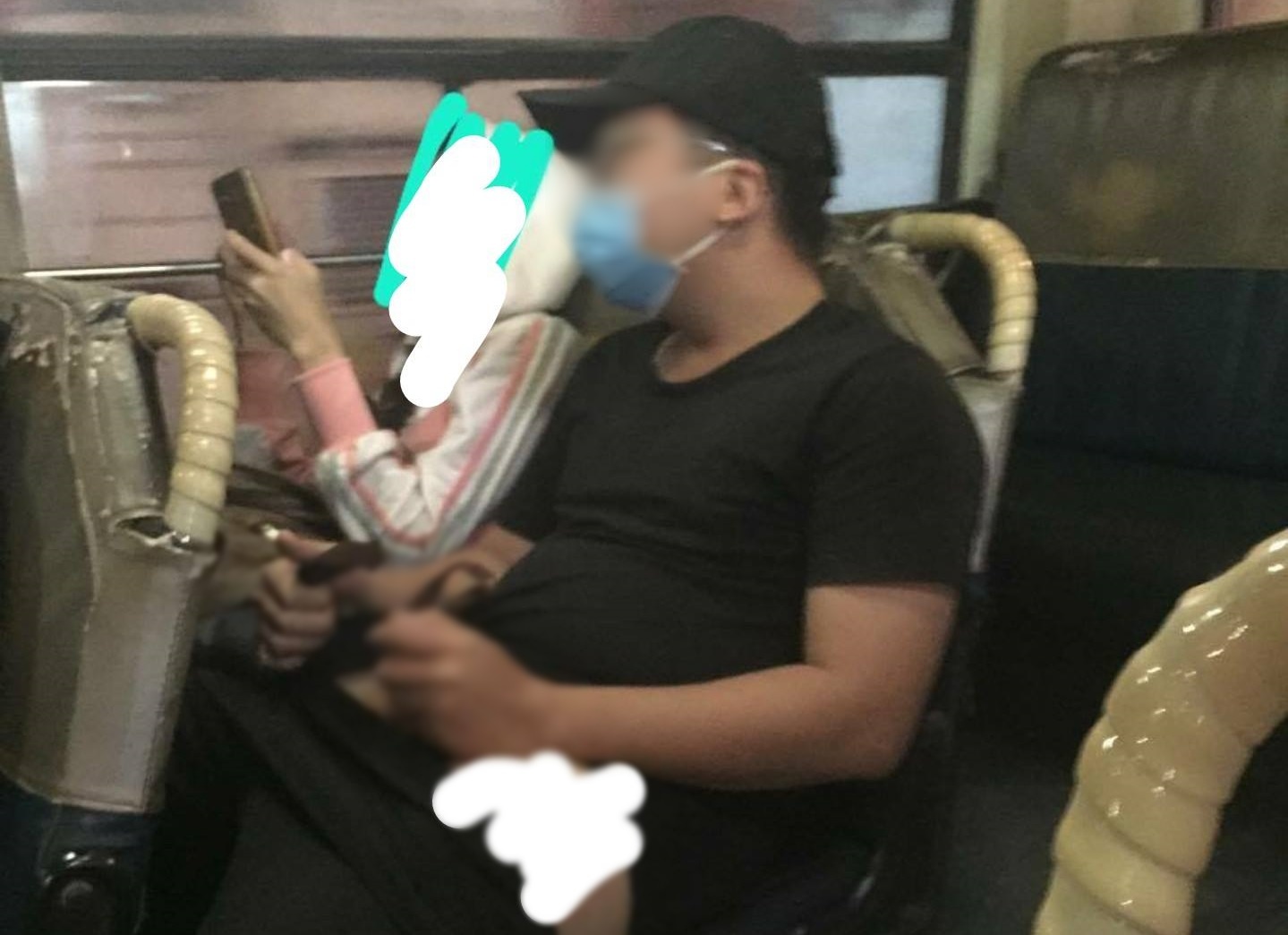 Nu sinh gap bien thai 'khoe hang' tren xe bus, bi danh chay mau dau hinh anh