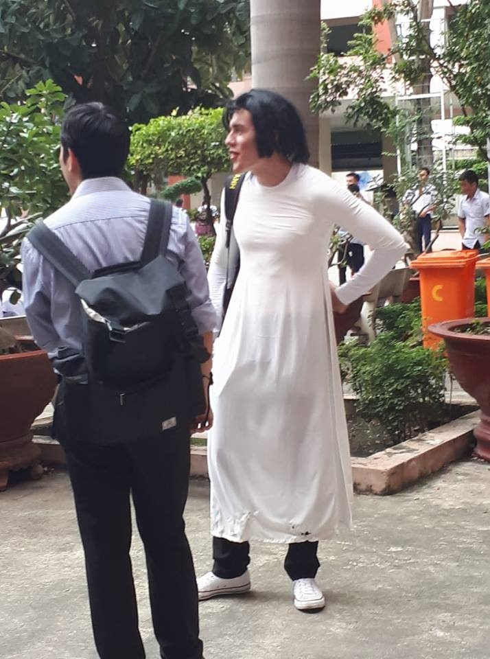 thay giao tay mac ao dai anh 5