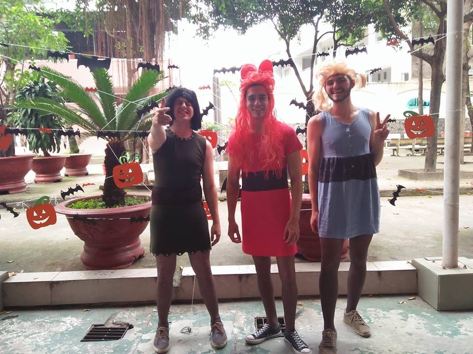 thay giao tay mac ao dai anh 6