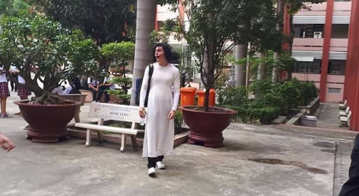 thay giao tay mac ao dai anh 1