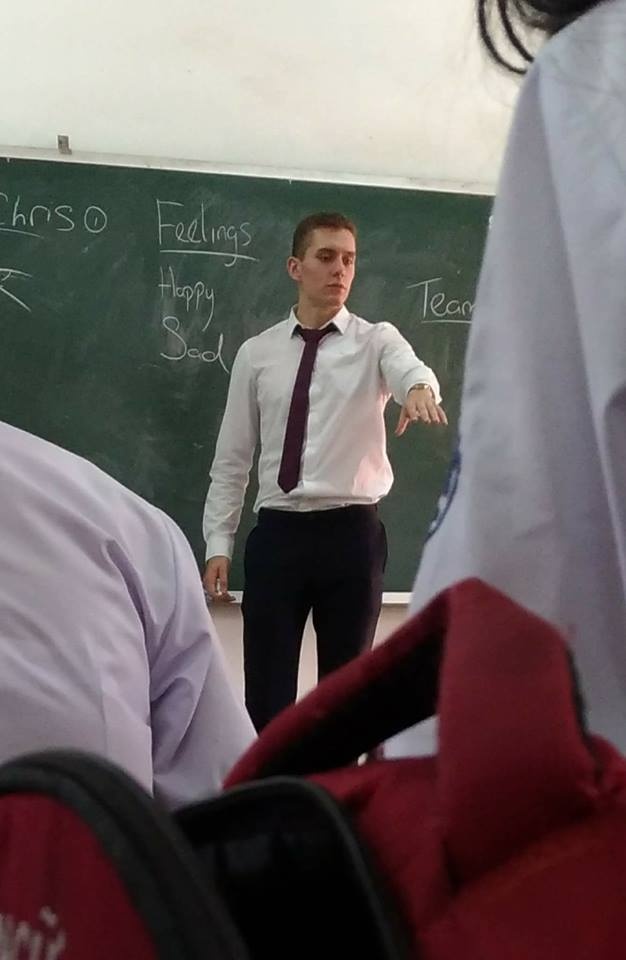 thay giao tay mac ao dai anh 7