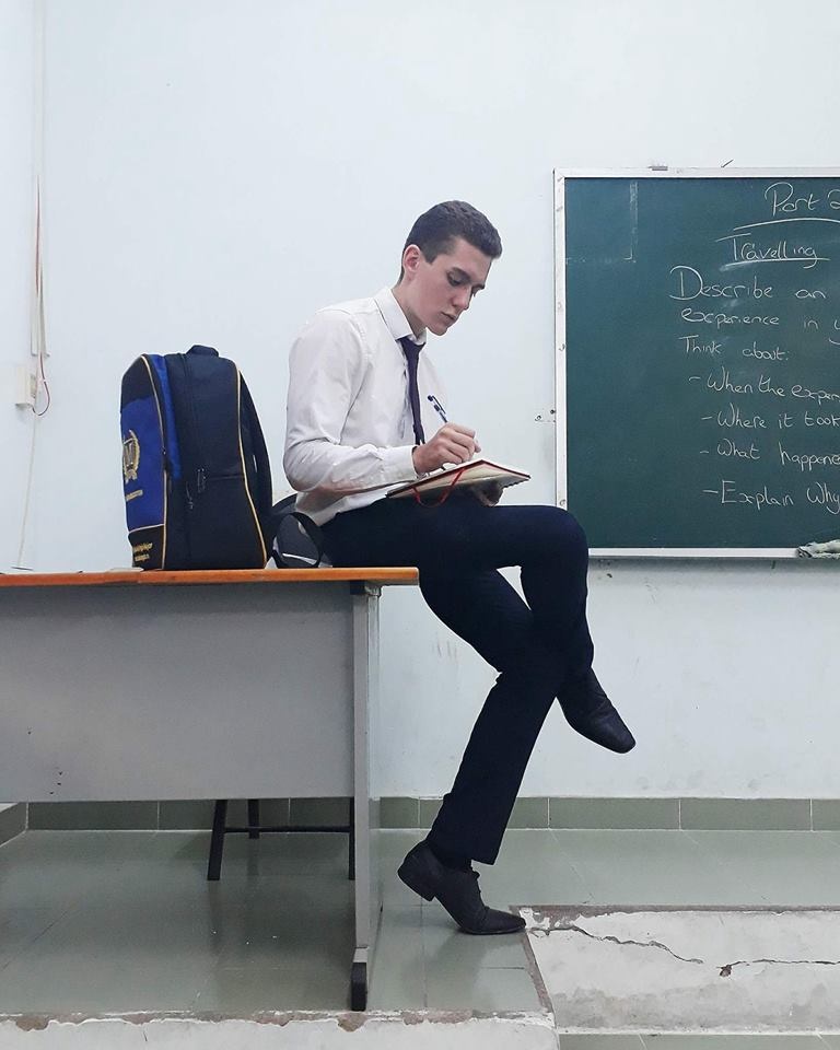 thay giao tay mac ao dai anh 8