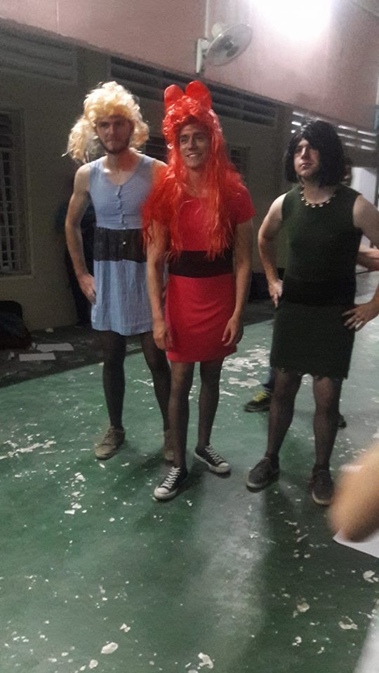 thay giao tay mac ao dai anh 4