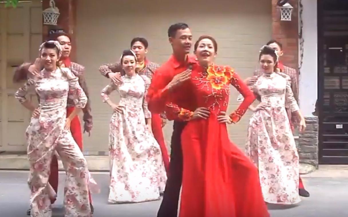 Yeu 9 nam, cap dancer nhay '60 nam cuoc doi' het minh trong dam cuoi hinh anh