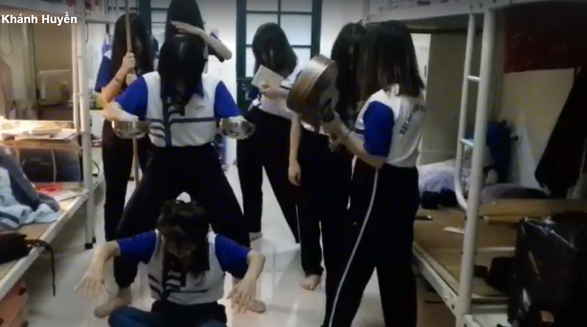 sinh viên nhảy ăn mừng khi thi xong ảnh 1 sinh vien nhay an mung khi thi xong anh 1