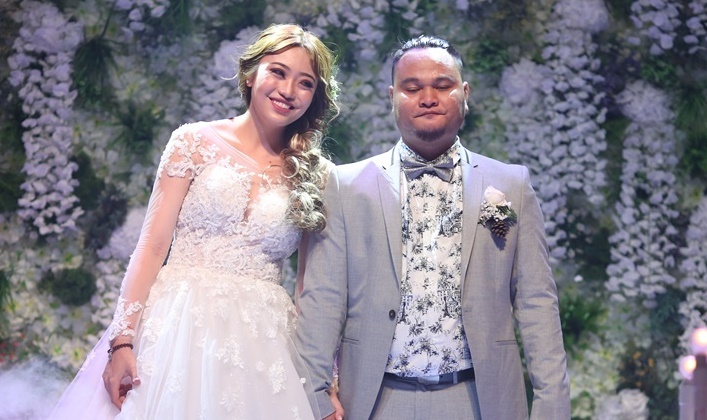 Vinh Rau khoc trong dam cuoi khi nghe vo hat hinh anh