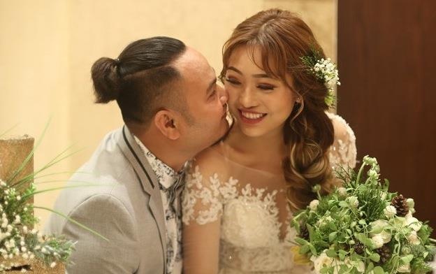 Vo chong Vinh Rau: 'Dam cuoi xong vao dong phong la toi kien' hinh anh